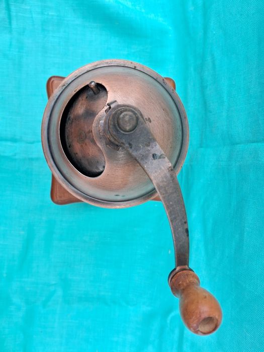 Кавомолка з дерева і кераміки