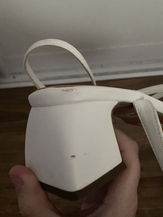 Białe sandałki na słupku 38