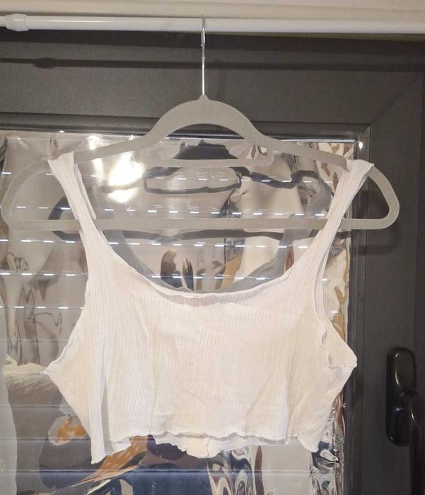 Top branco de manga caveada