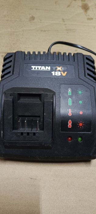 Ładowarka titan ttb805chr