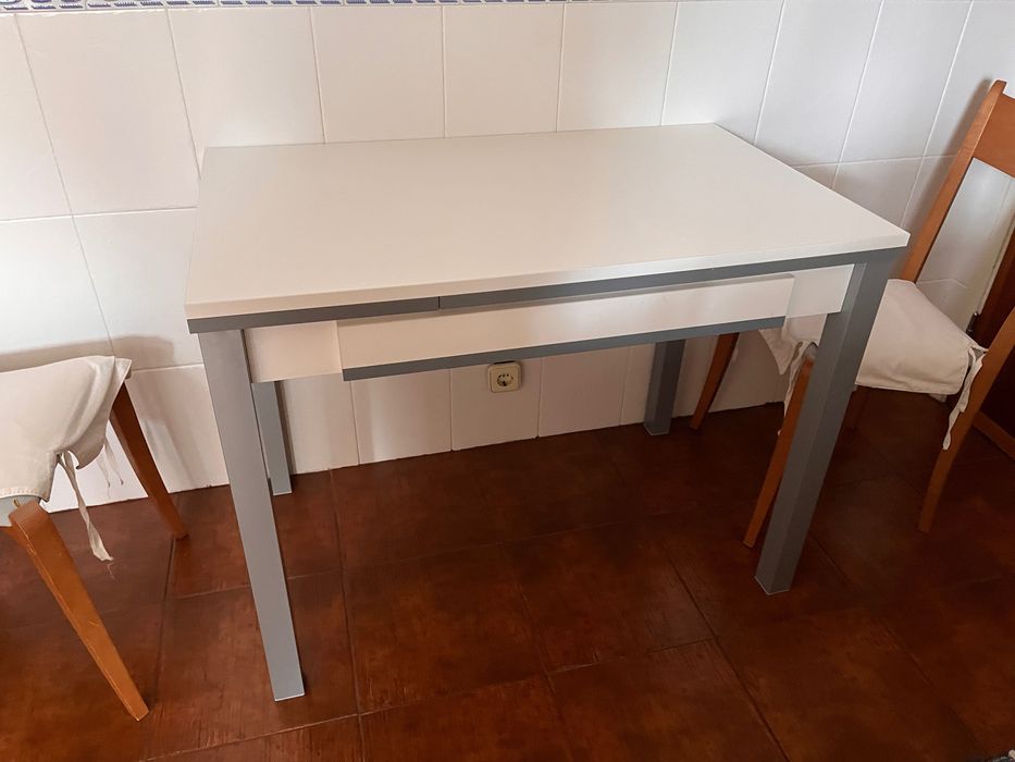 Mesa cozinha com 2 cadeiras