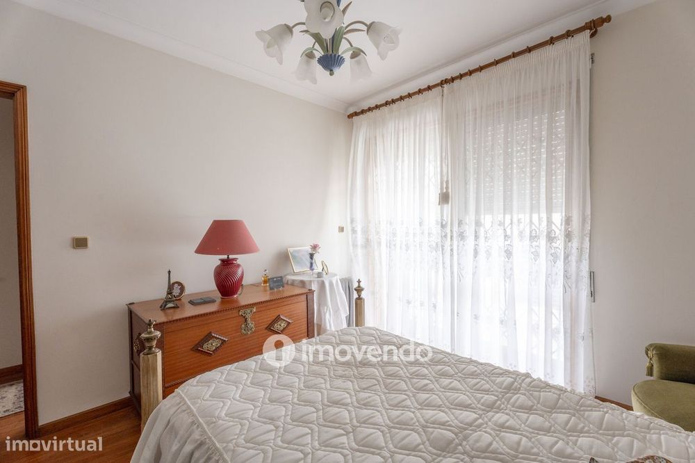 Moradia T4 com garagem, em Vila Nova da Telha, na Maia