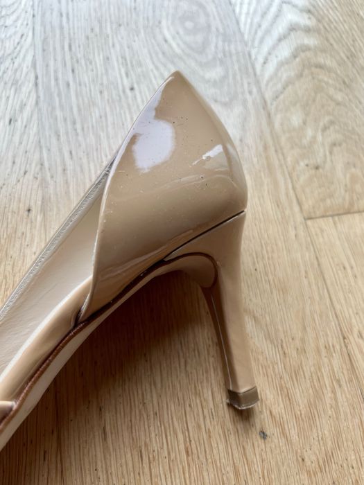 Sapatos de salto nude em verniz Gloria Ortiz (39)