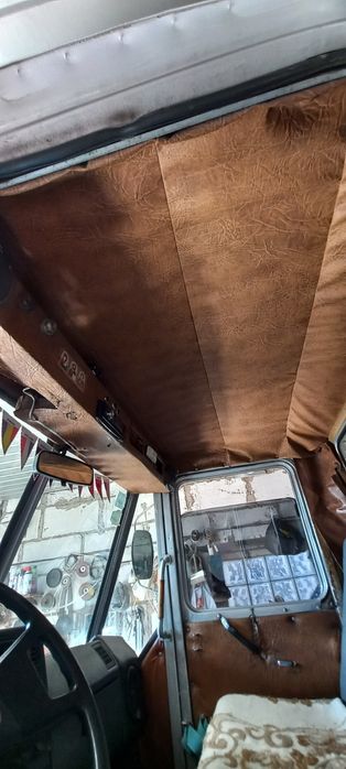 Трактор з причепом.