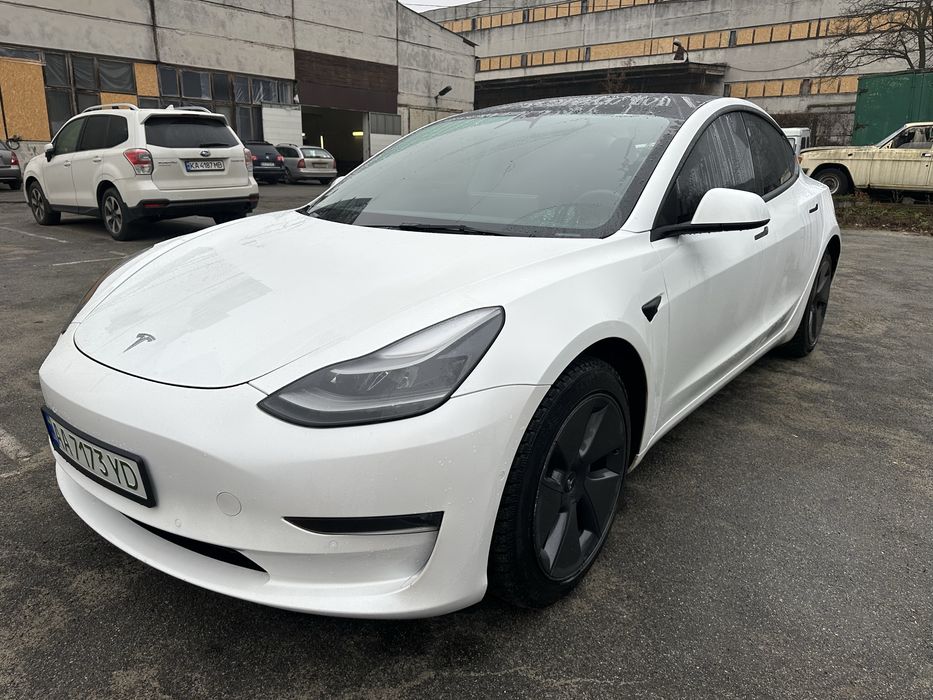 Оренда Tesla Model 3 Long Range у Києві для таксі або особистих потреб