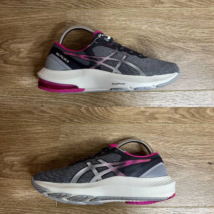 Продам БОМБЕЗНІ жіночі бігові кросівки Asics Gel Pulse 13