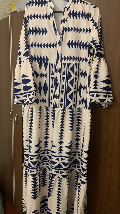 Жіноча сукня, повсякденна, може бути і нарядна.