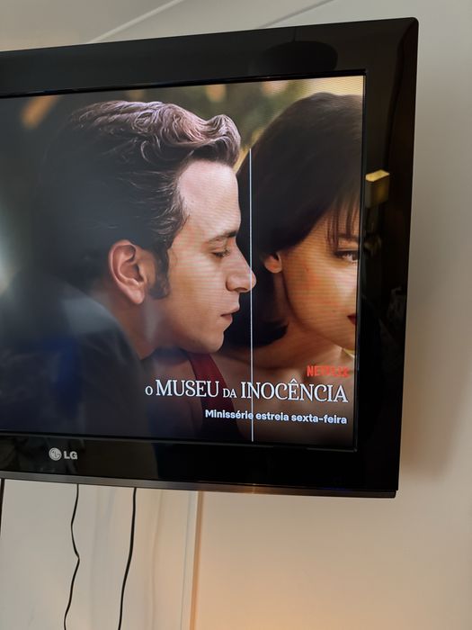 Vendo TV LG de 37 polegadas, funcional, com suporte de parede.