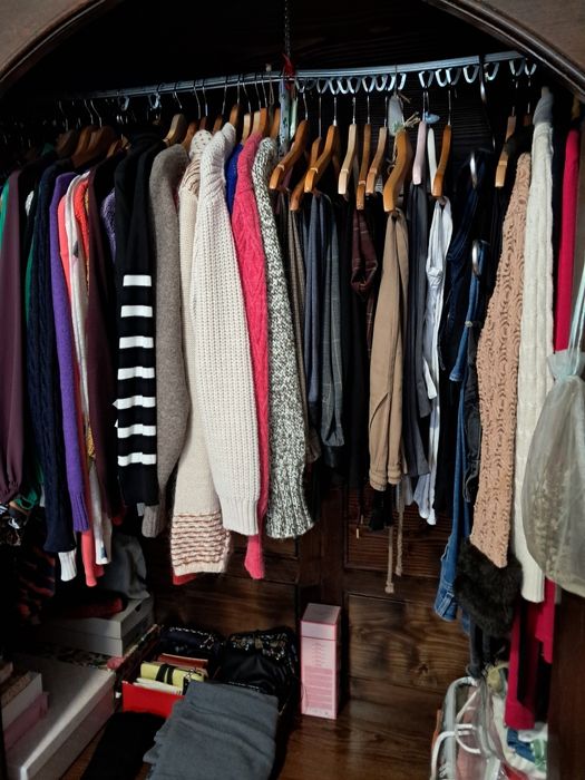 Guarda vestidos com gavetas e espelho