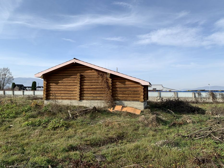 Деревʼяний будинок із дикого зрубу