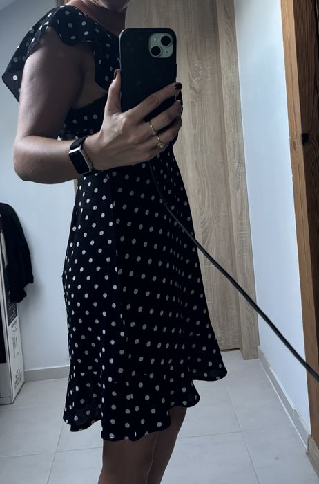 Czarna sukienka w hiale grochy