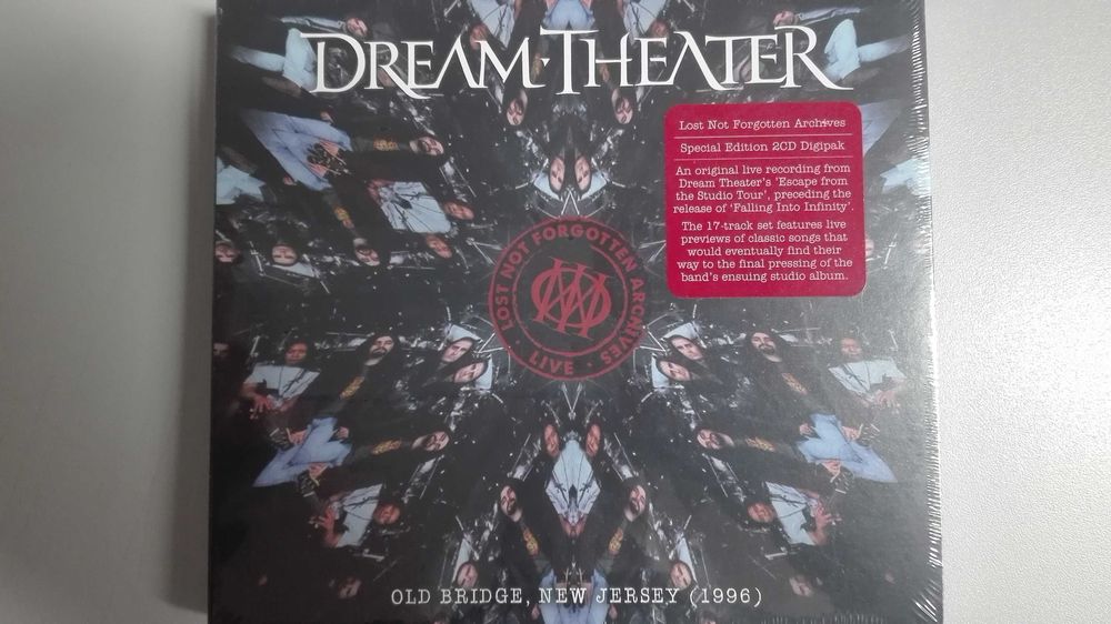 CDs selados dos Dream Theater e KISS