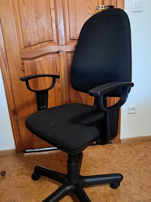 Fotel biurowy obrotowy na kółkach Suchy Las