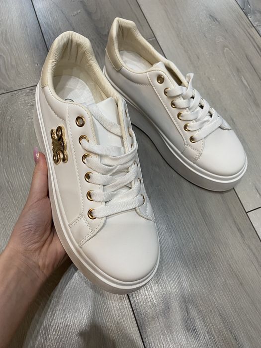 Buty ze złotymi dodatkami