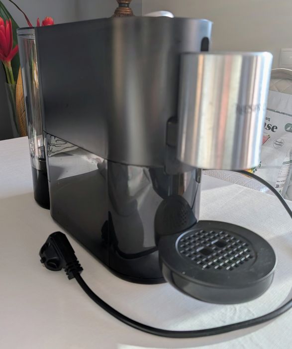 Máquina de café Nespresso + cápsulas + descalcificante