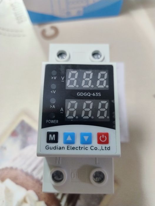 Реле  напруги / автоматичний автовимикач