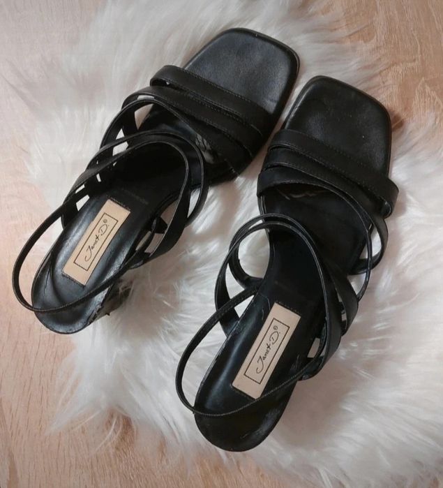 Czarne sandały na obcasie rozmiar 39 Janet.D używane