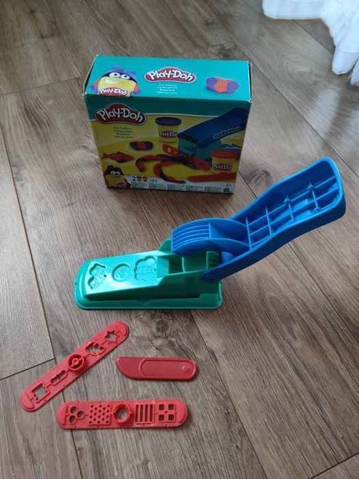 4 zestawy Play doh:straż pożarna,dinozaur,miasto,maszynka