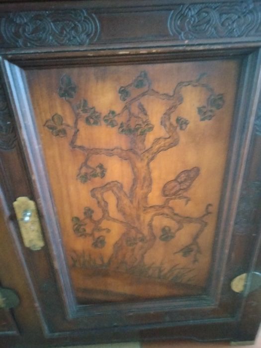 Cristaleira oriental marca Bernh deardt