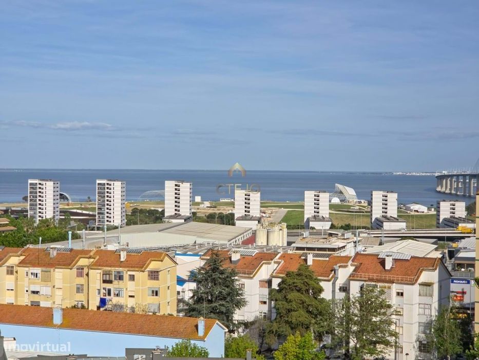 Apartamento T3 com Vista Rio em Sacavém