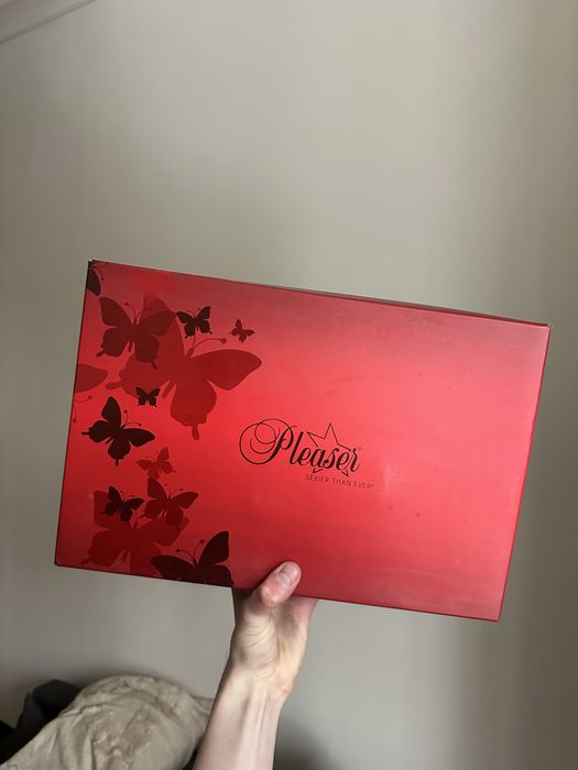 Стріпи pleaser червоні з блискітками, є оригінальне пакування