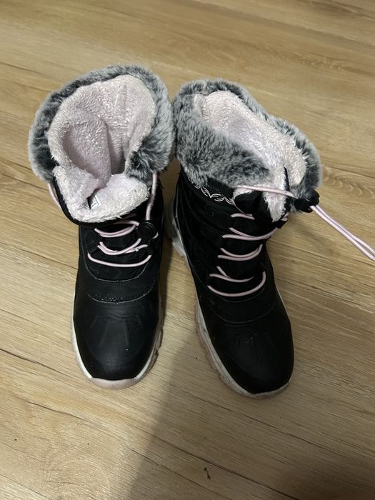 Śniegowce kozaki rozm 35 dl wkl 22,5 cm czarne z różowo szarnym futerkiem