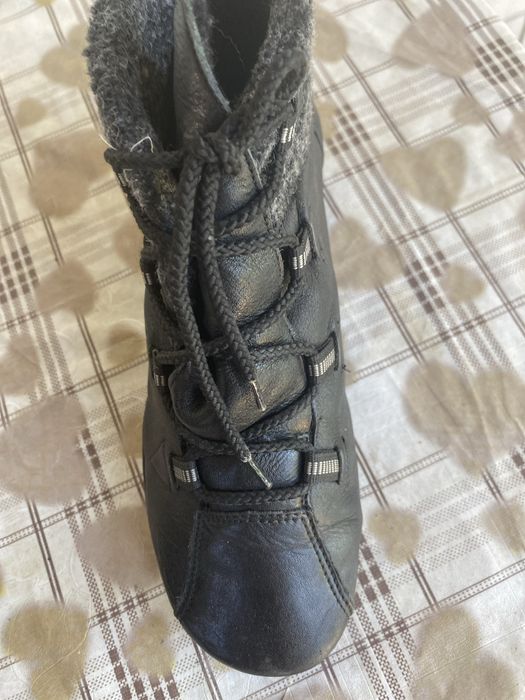 Жіночі чобітки зі шкіри в ідеальному стані