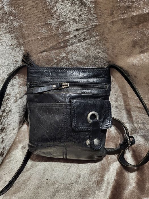 Czarna skórzana listonoszka