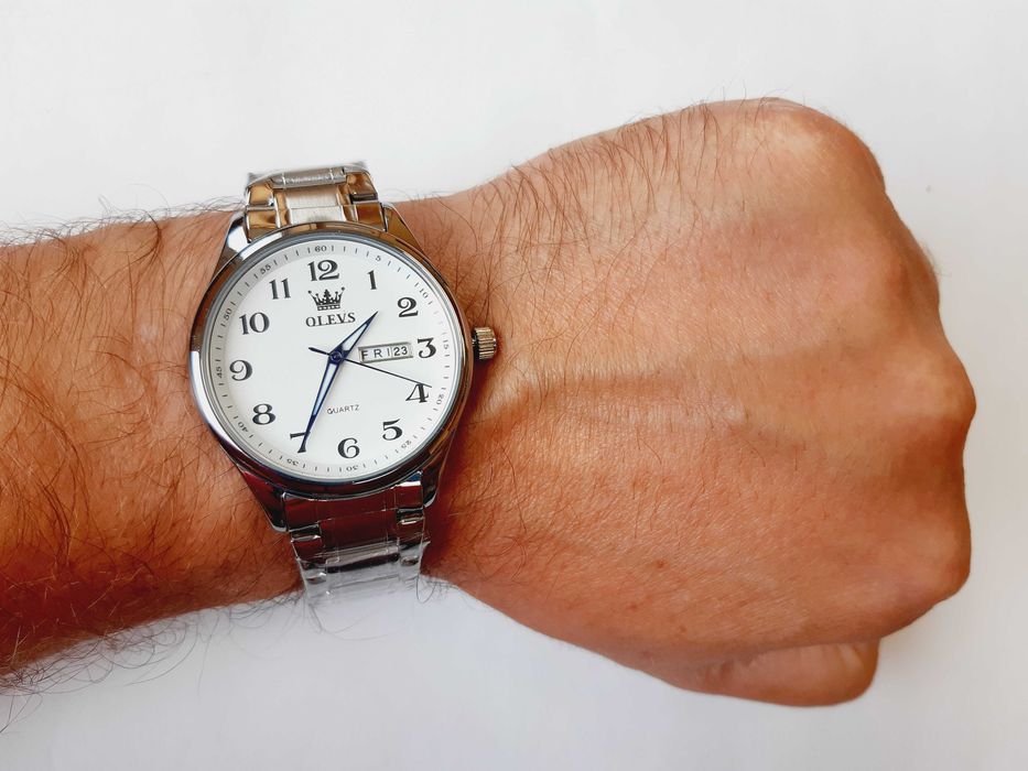 Zegarek klasyczny Olevs z biała tarcza 40mm datownik WR30 pudełko
