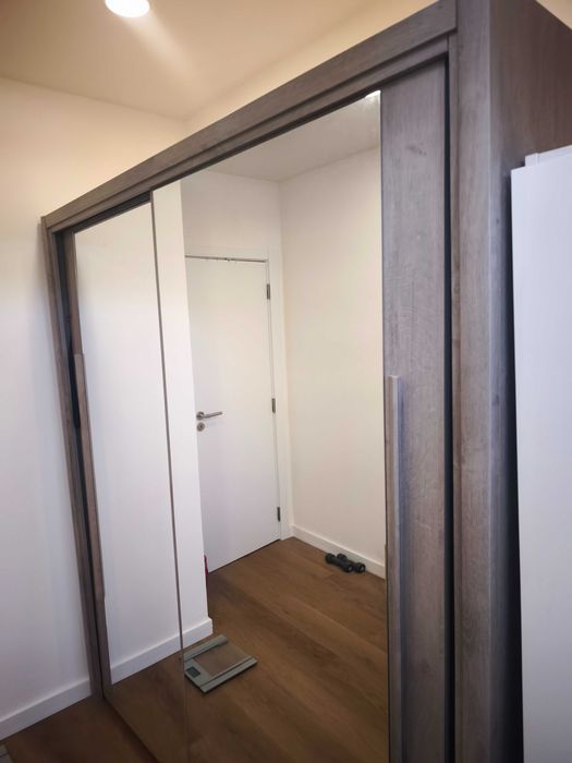 Roupeiro com porta deslizante de espelho