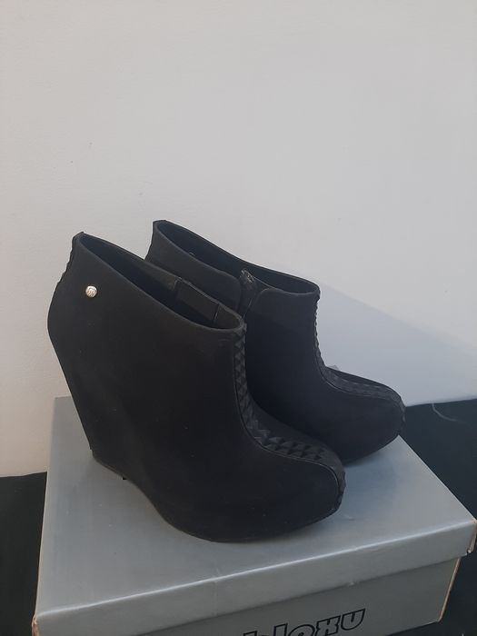 Botins em camurça com cunha 36