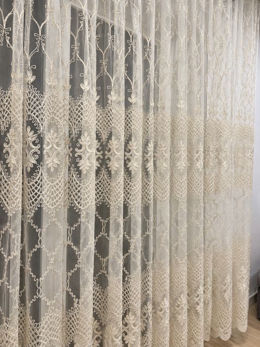 Firanka haftowana ecru/kremowa 20 mb × 2,50 m – 2 części