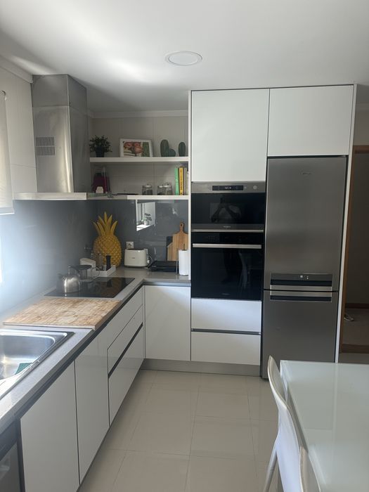 Cozinha branca lacada com eketrodomesticos