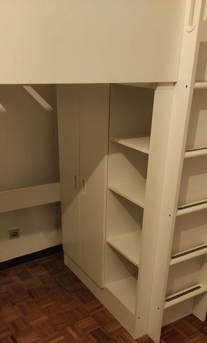 Cama com secretária