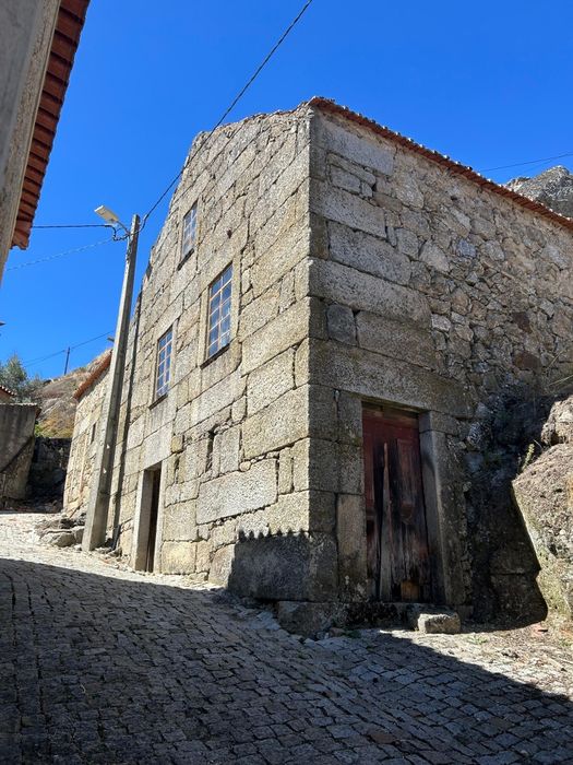 Troco casa de pedra para restauro em autocaravana