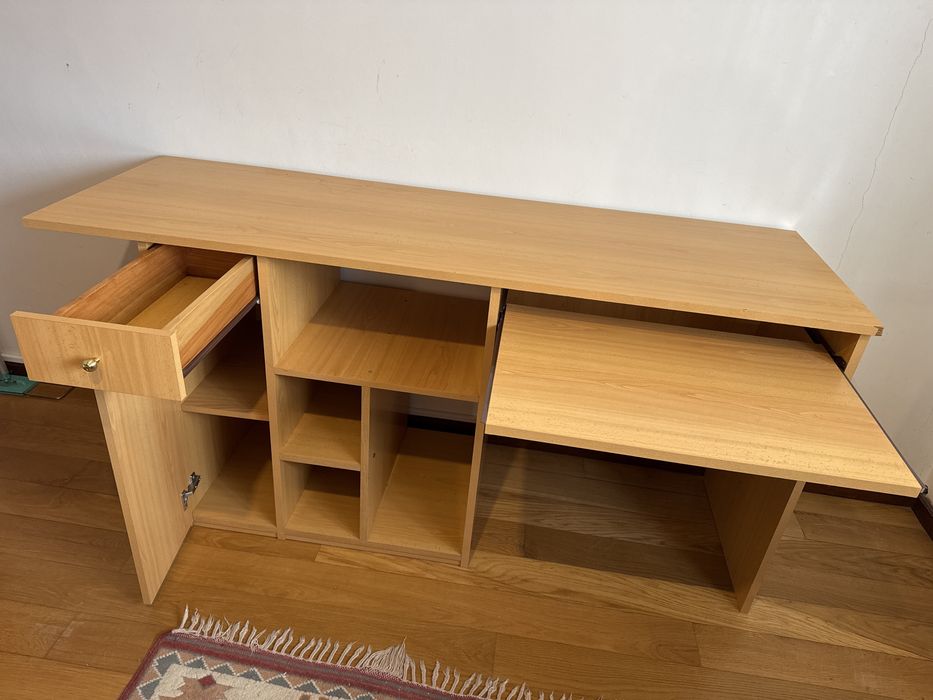 Secretária para computador com arrumação