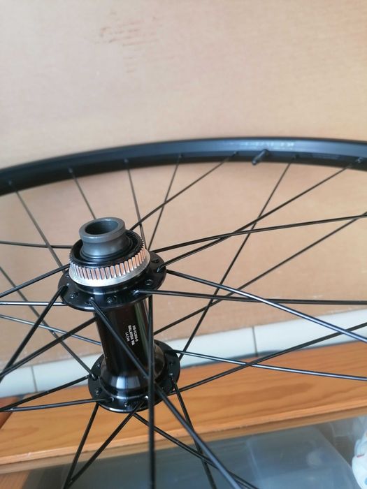 Par de rodas Bontrager TR 29"x25mm, center lock, cubo shimano MS 12V