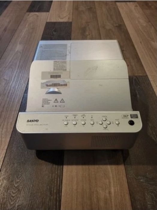 Projetor 3D de ultracurta distância Sanyo Short Throw Projector