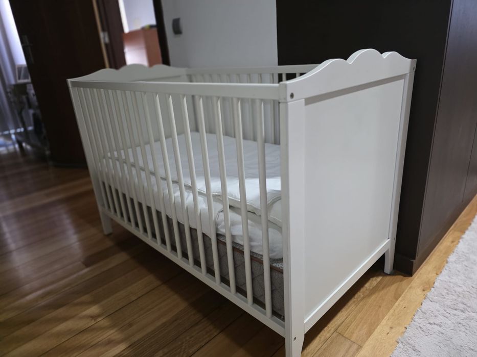 Cama de bebé branca