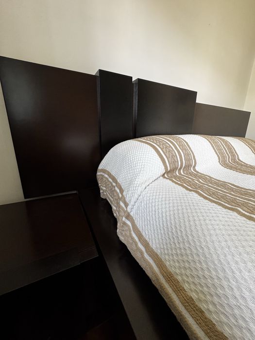 Cama de casal com colchao e 2 mesas de cabeceira
