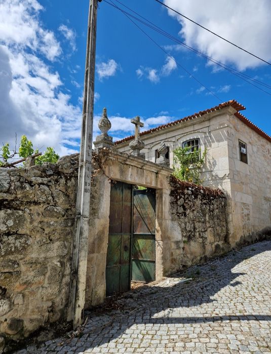 Alugo casa centenária