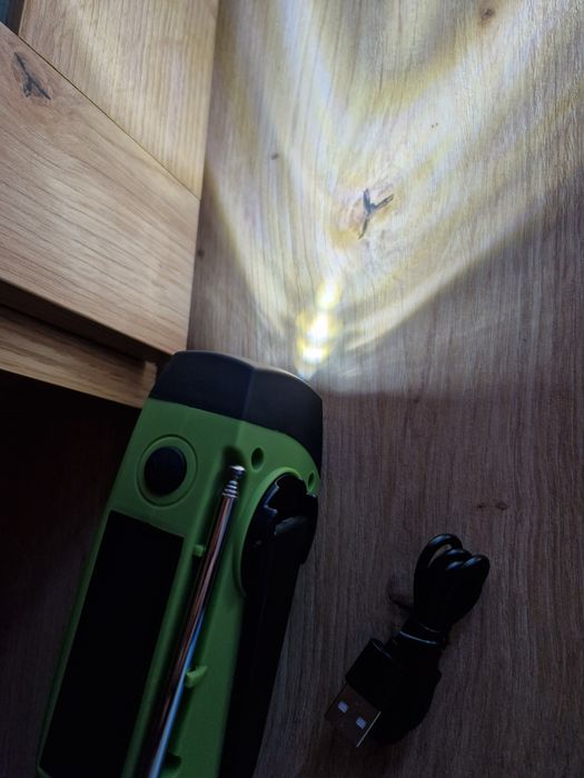 Rádio com carregamento solar e de mola. Com lanterna. Novo