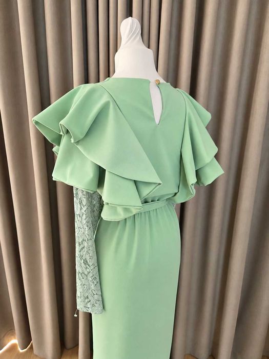 Sukienka pistacjowa maxi z koronką i falbanami | Elegancka