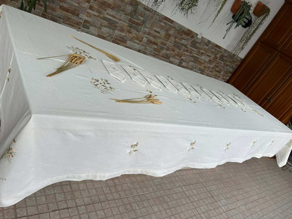 Toalha de Mesa em Linho Bordada + 12 Guardanapos
