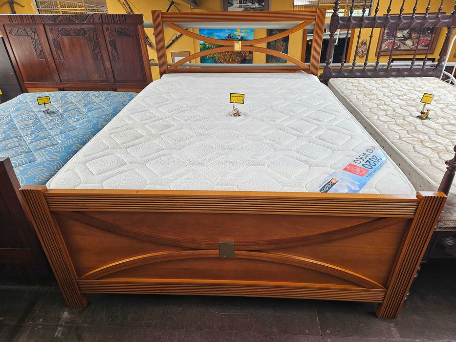 Excelente cama em madeira maciça com estrado e colchão Molafl