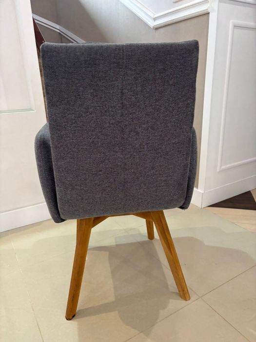 Szary fotel obrotowy