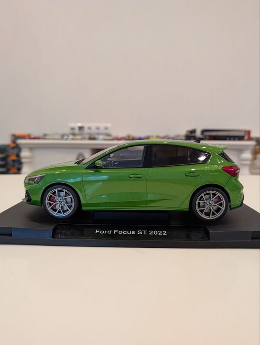 Масштабная модель Ford Focus ST (2022) 1:18 MCG Metallic Green
