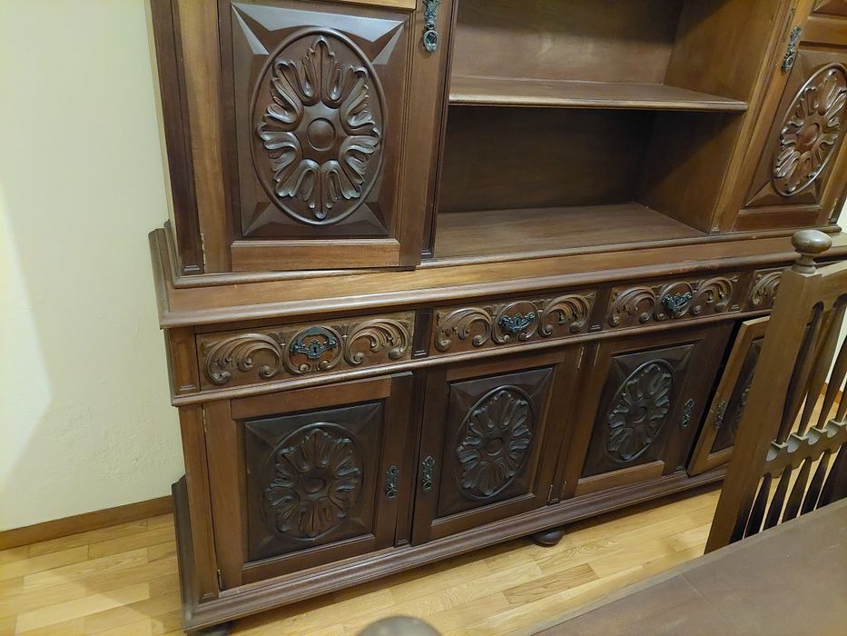 Móvel,mesa e cadeiras de sala de jantar