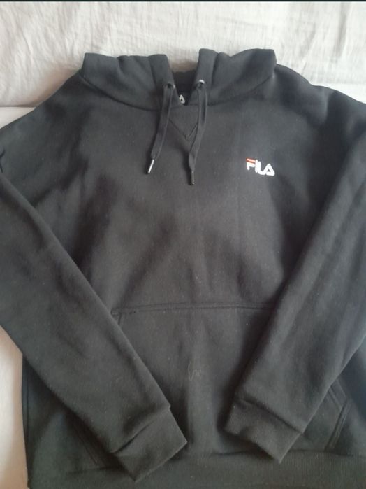 Czarna bluza marki Fila