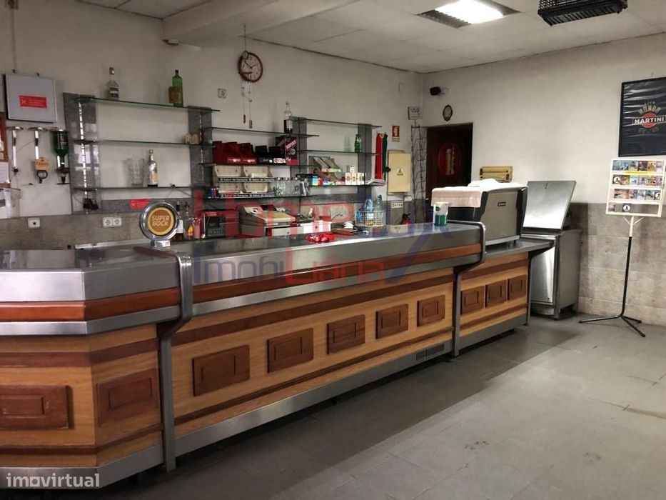 Moradia T3 com espaço comercial.